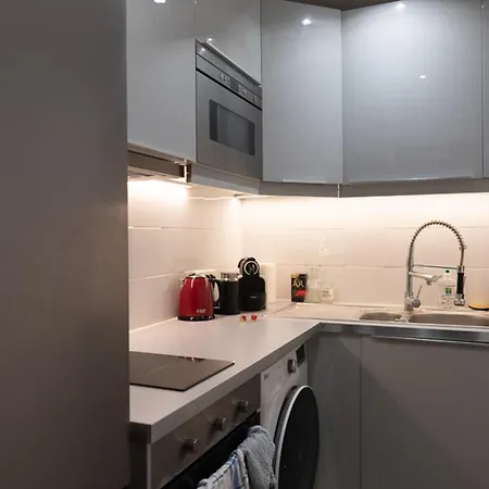 Refurbished Love Nest On Montmartre Hilltop Apartamento París